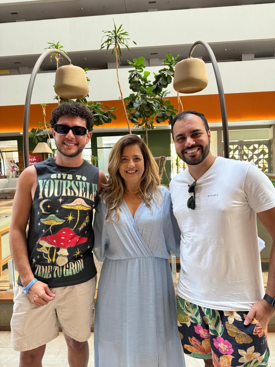 Um homem vestindo uma camisa que diz você está posando com outras duas pessoas