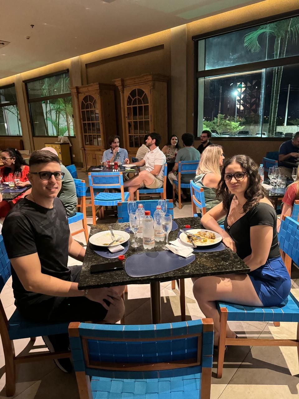 Um homem e uma mulher estão sentados à mesa em um restaurante.