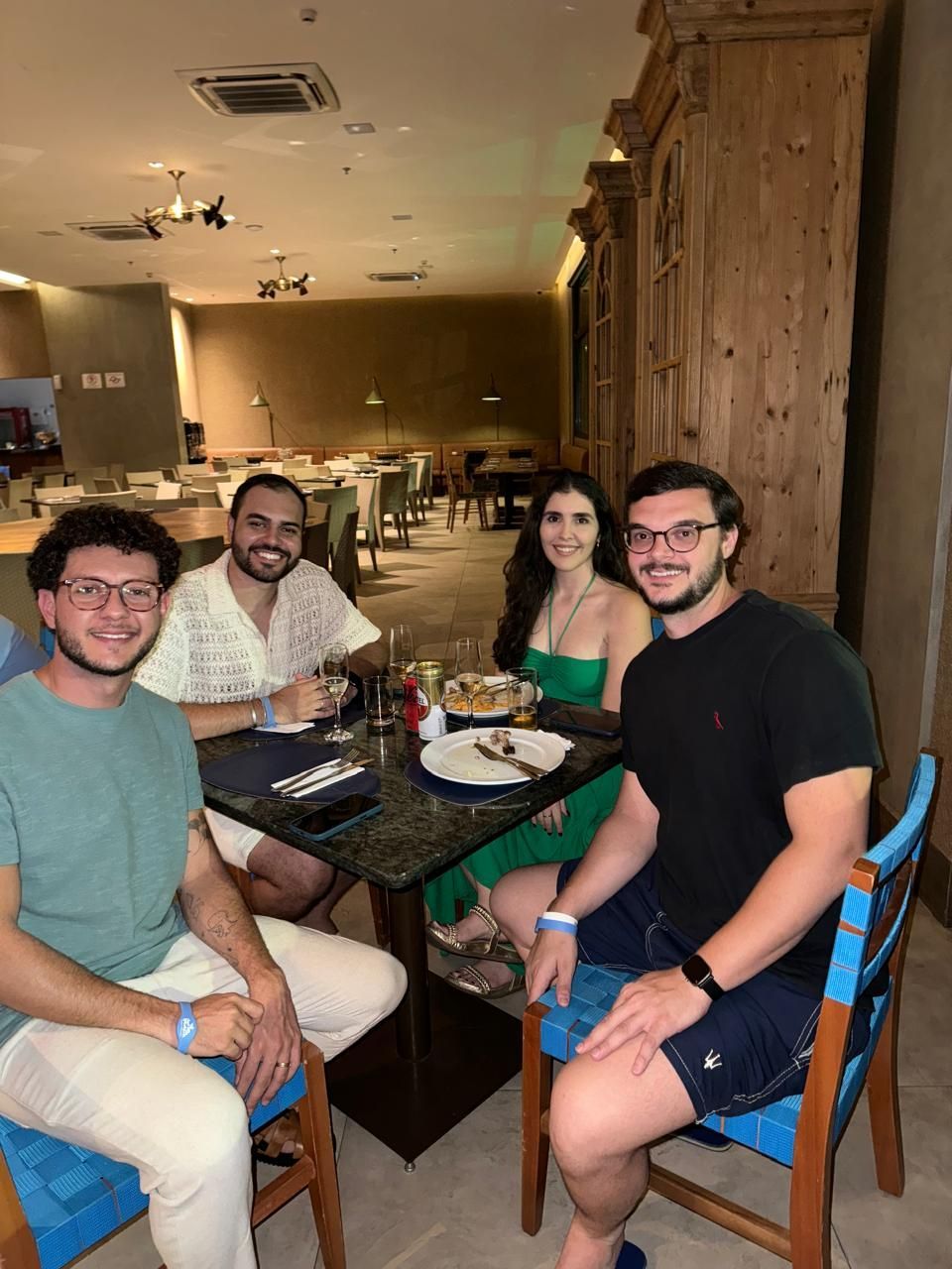 Um grupo de pessoas está sentado à mesa em um restaurante.