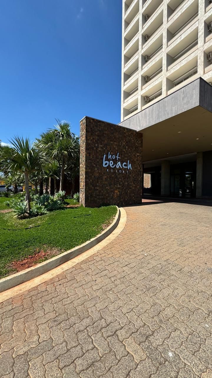 Um grande edifício com uma entrada de tijolos que leva até ele.