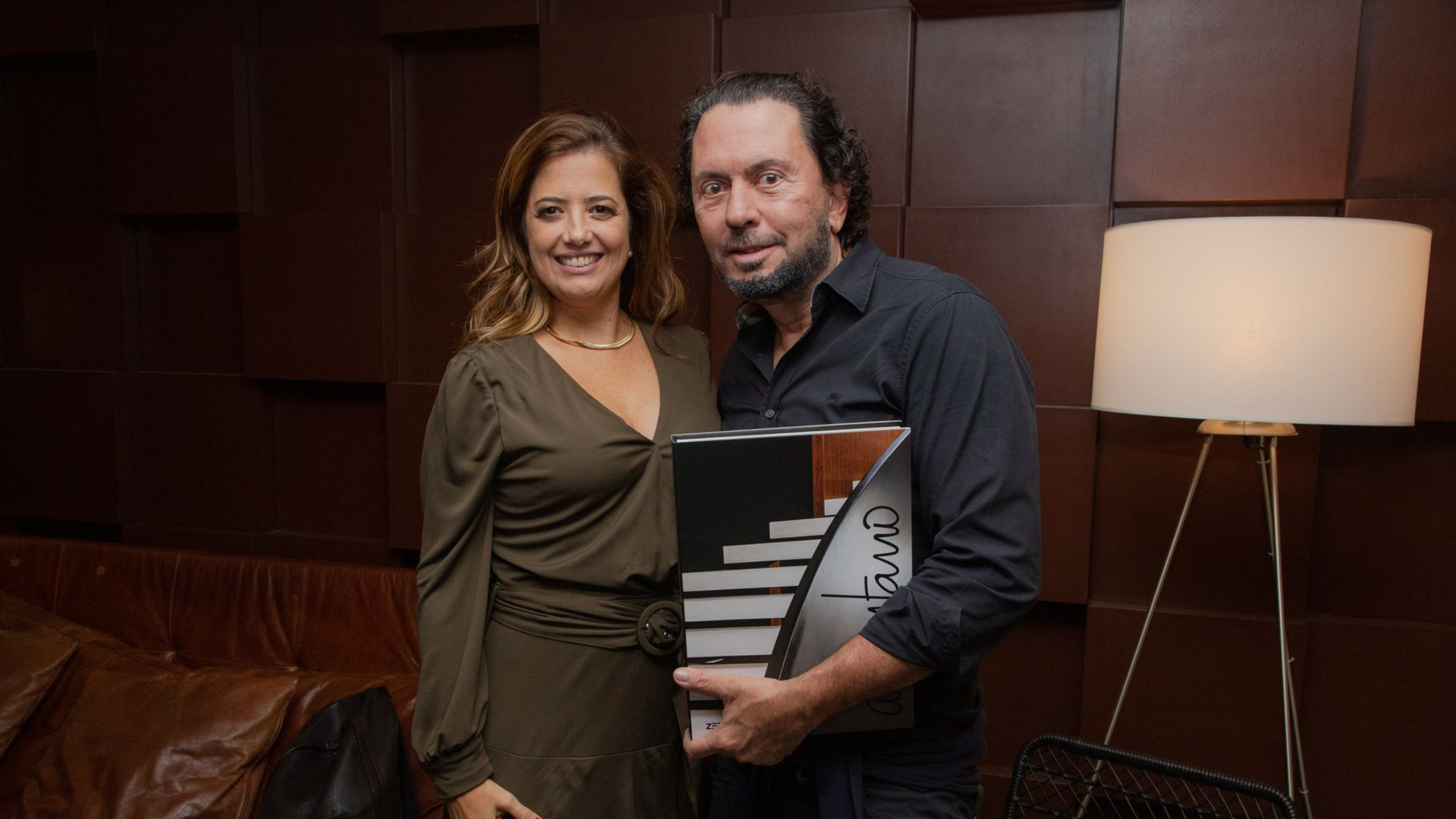 Um cartaz para a palestra paco amentano mostra um homem de terno