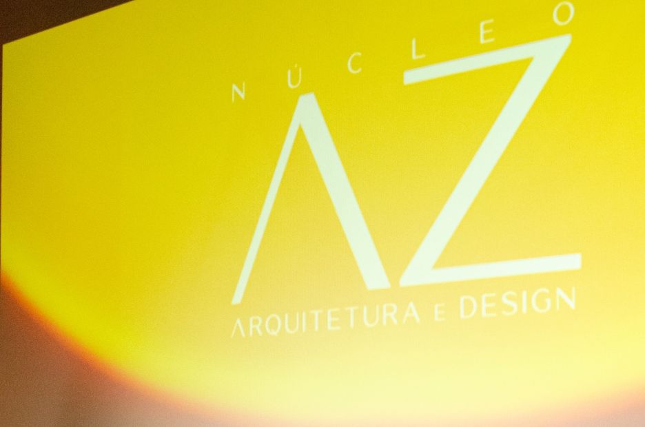 A yellow sign that says nucleo arquitetura e design