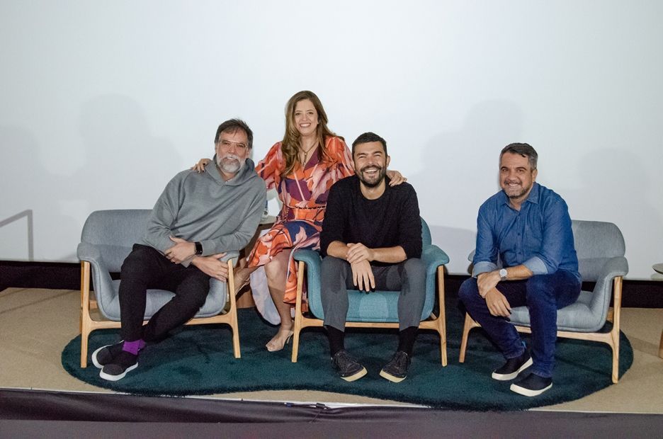 Um grupo de pessoas está sentado em cadeiras e posando para uma foto.