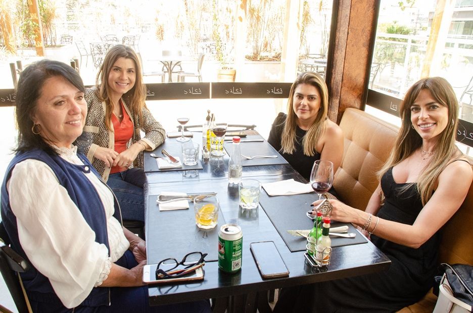 Um grupo de mulheres está sentado à mesa de um restaurante.
