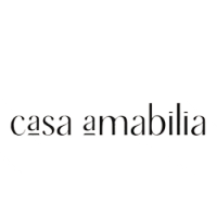 Um logotipo preto e branco para casa amabilis em um fundo branco.