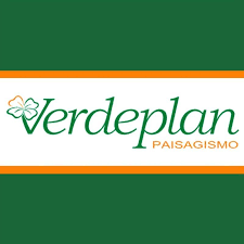 Um logotipo verde e branco para uma empresa chamada verdeplan paisagismo.