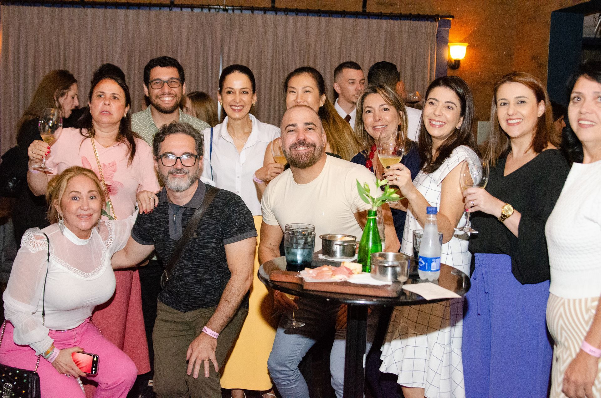 Um grupo de pessoas está posando para uma foto em uma festa.