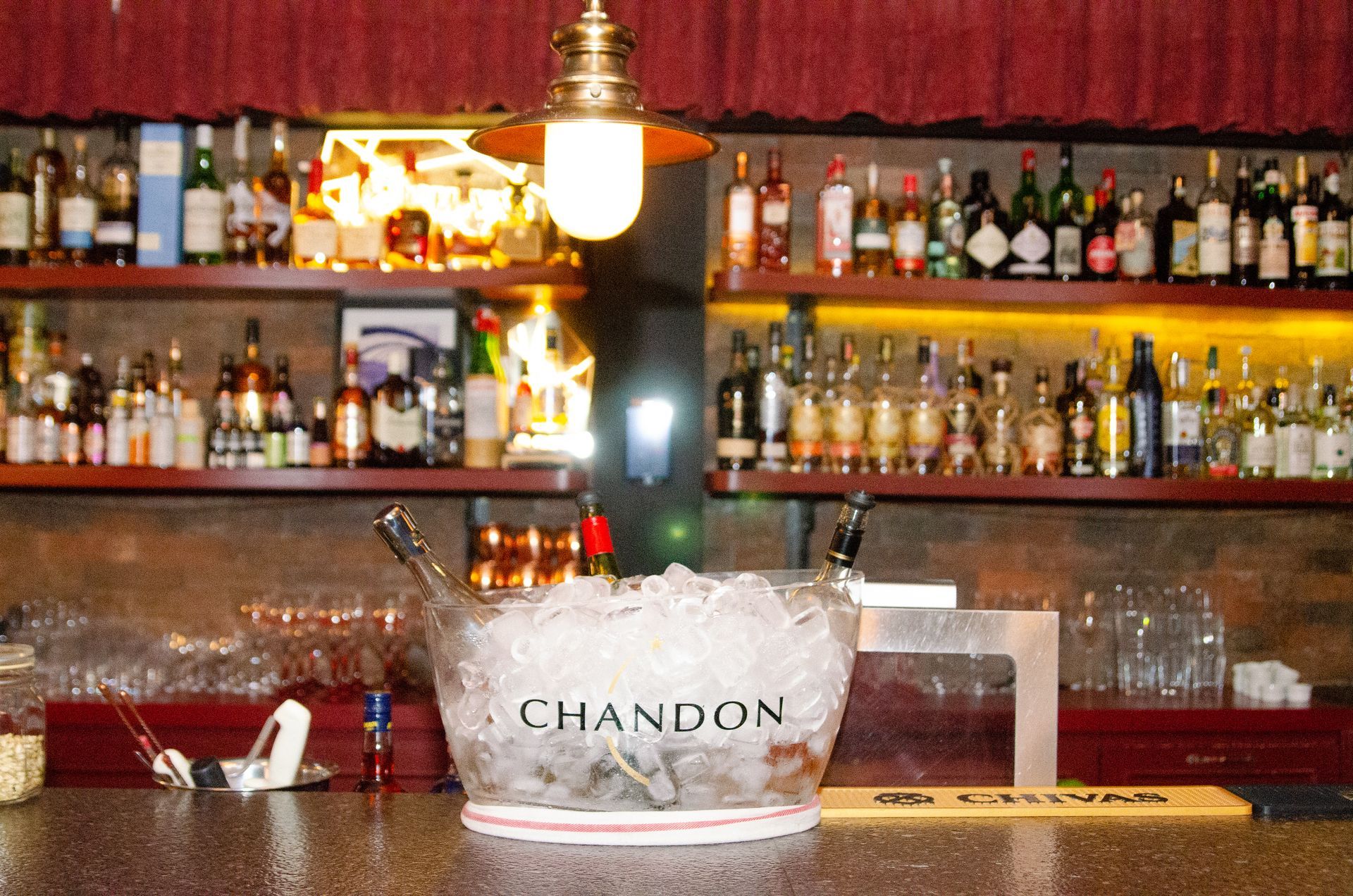 Um bar com um balde de gelo escrito Chandon