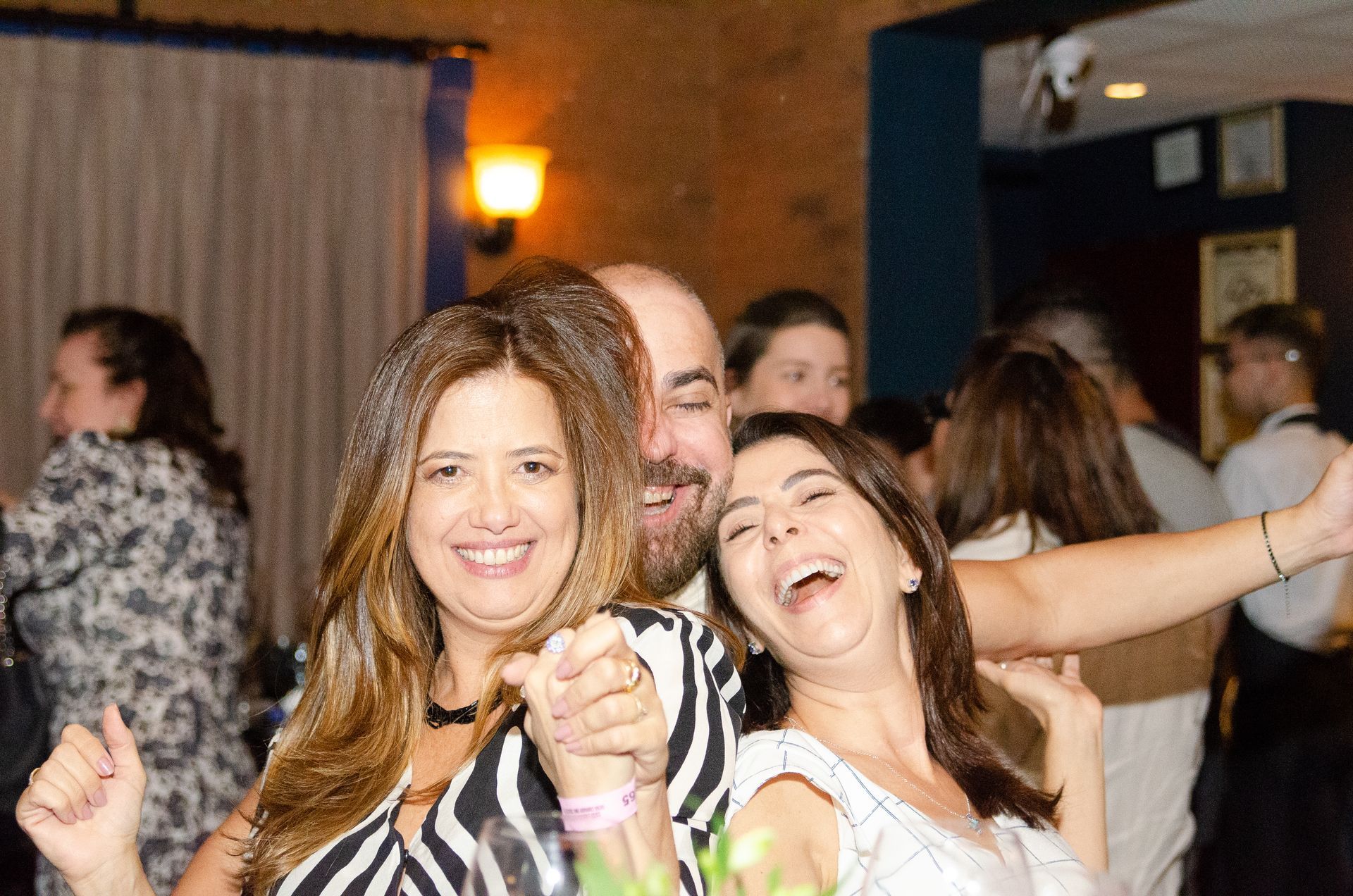 Um grupo de pessoas está dançando juntas em uma sala.