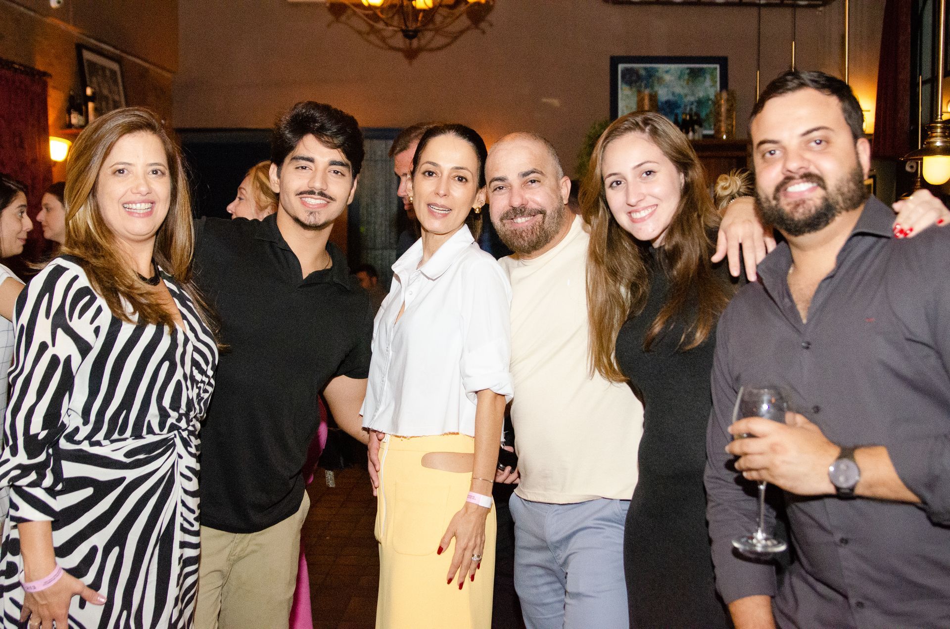 Um grupo de pessoas está posando para uma foto juntas em uma sala.