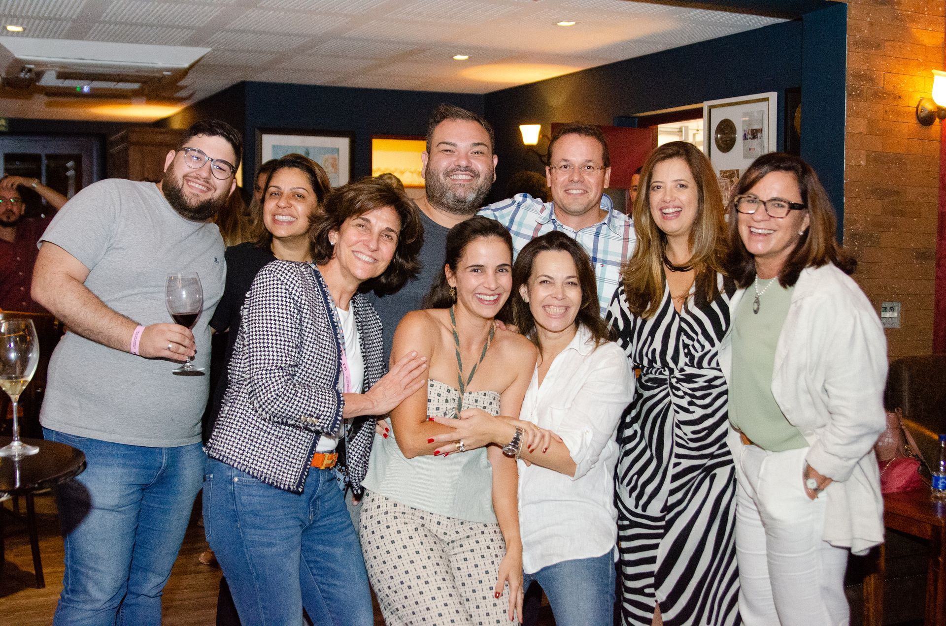 Um grupo de pessoas está posando para uma foto em uma sala.