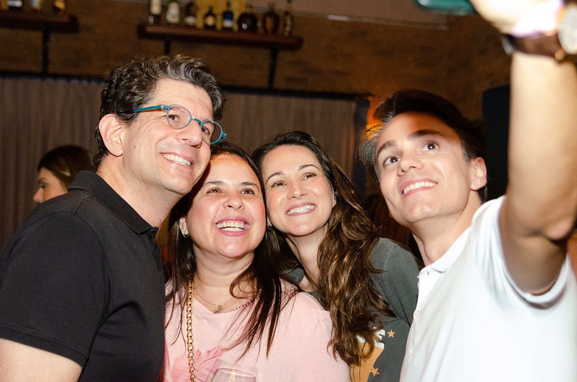 Um grupo de pessoas está posando para uma foto juntos.