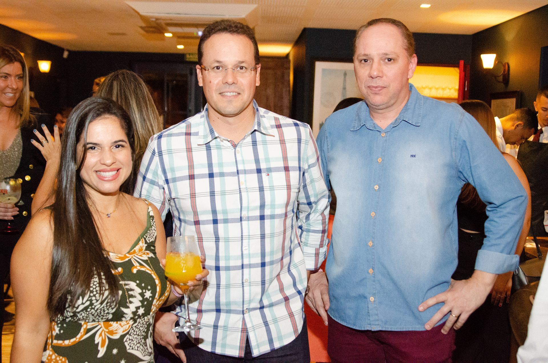 Um grupo de pessoas está posando para uma foto em uma sala.