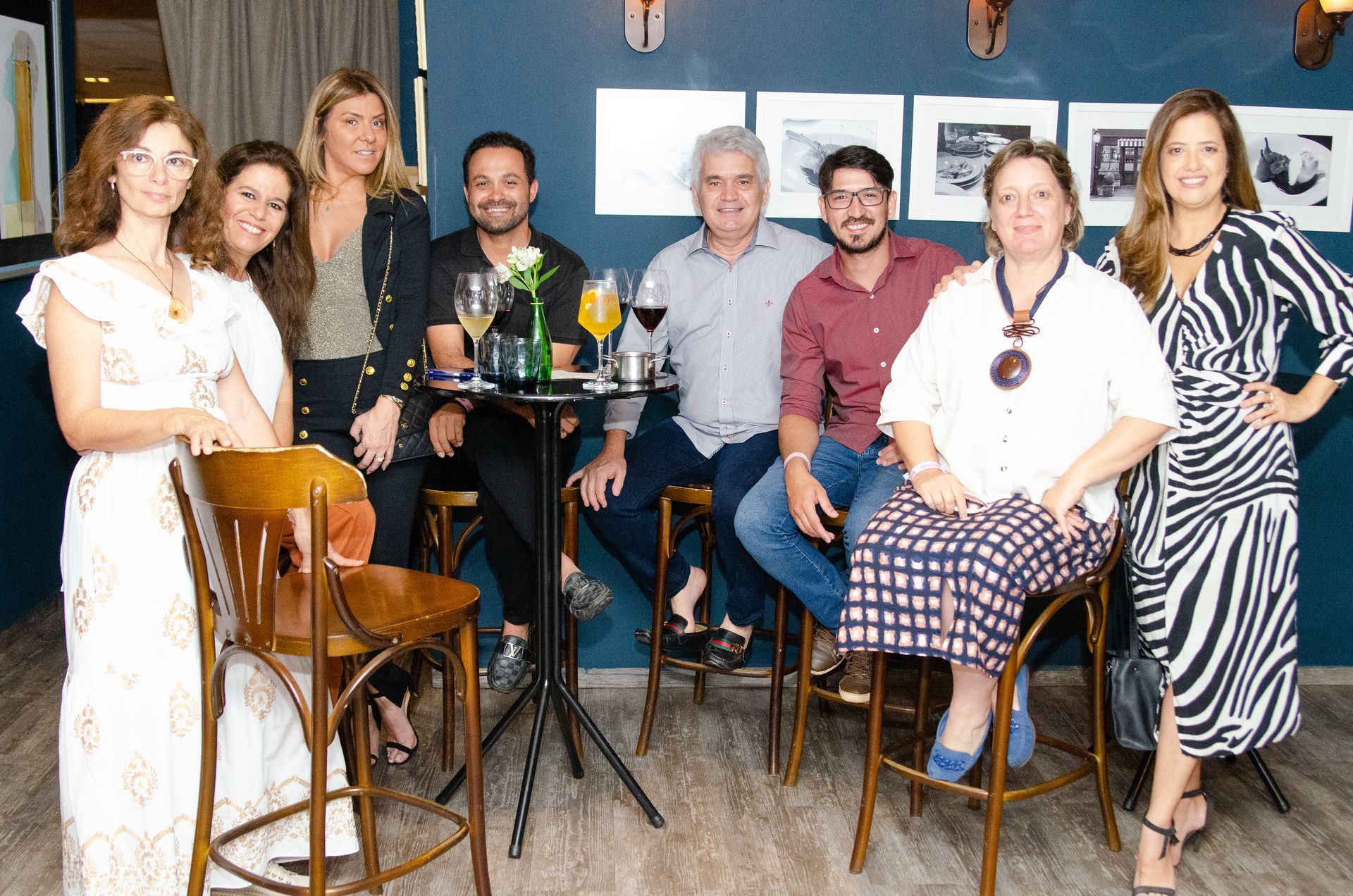 Um grupo de pessoas está posando para uma foto em um restaurante.