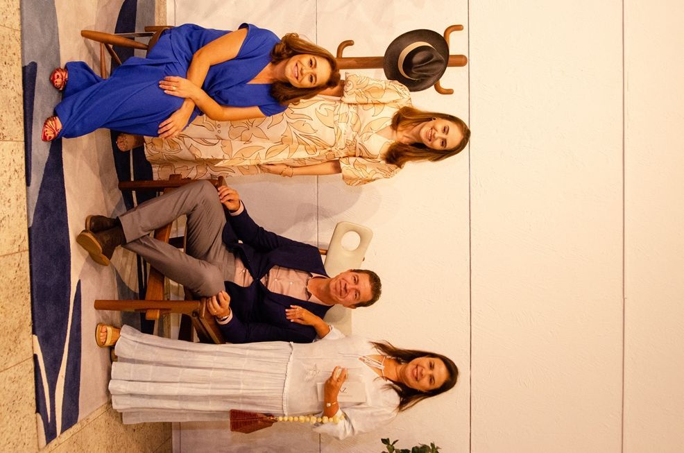 Um grupo de pessoas está posando para uma foto juntos.