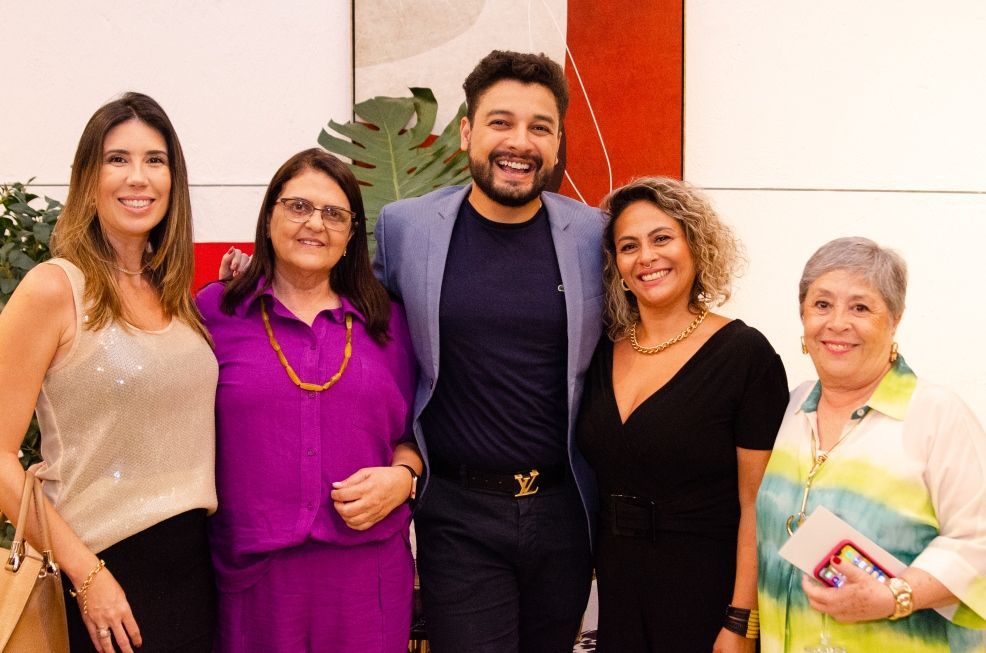 Um grupo de pessoas está posando para uma foto juntos.