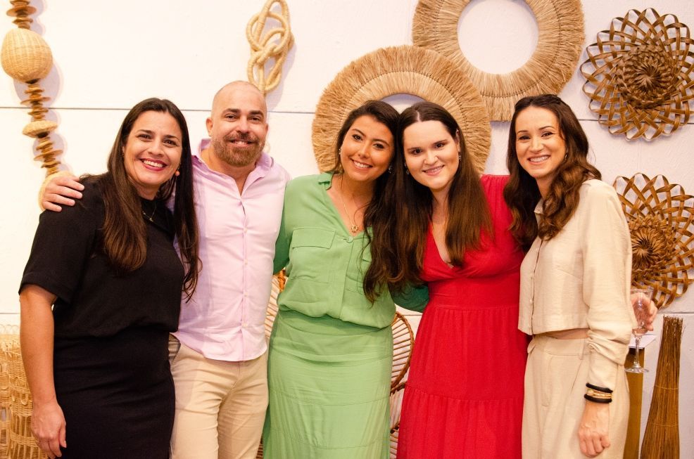 Um grupo de pessoas está posando para uma foto juntos.