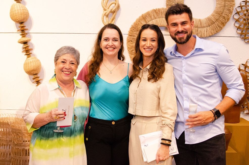 Um grupo de pessoas está posando para uma foto juntos.