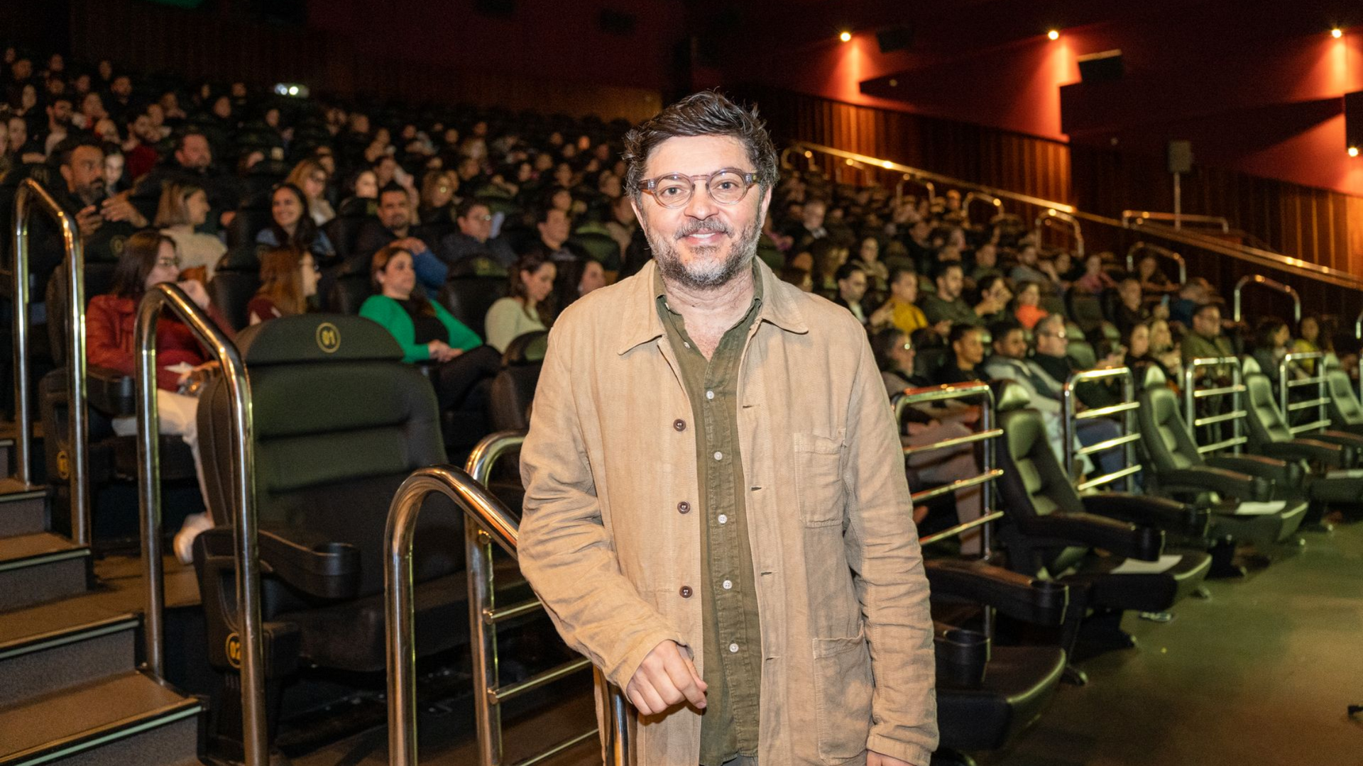 Um homem parado em frente a uma placa que diz arquiteto e design