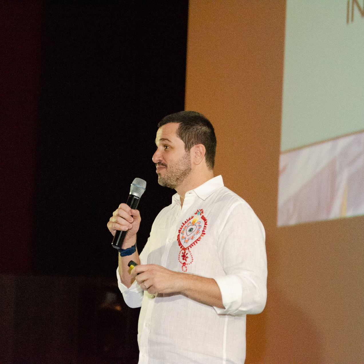 Um homem está em frente a uma placa que diz arquitete design