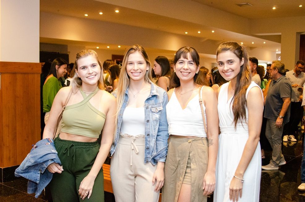 Um grupo de mulheres está posando para uma foto juntas em uma sala.