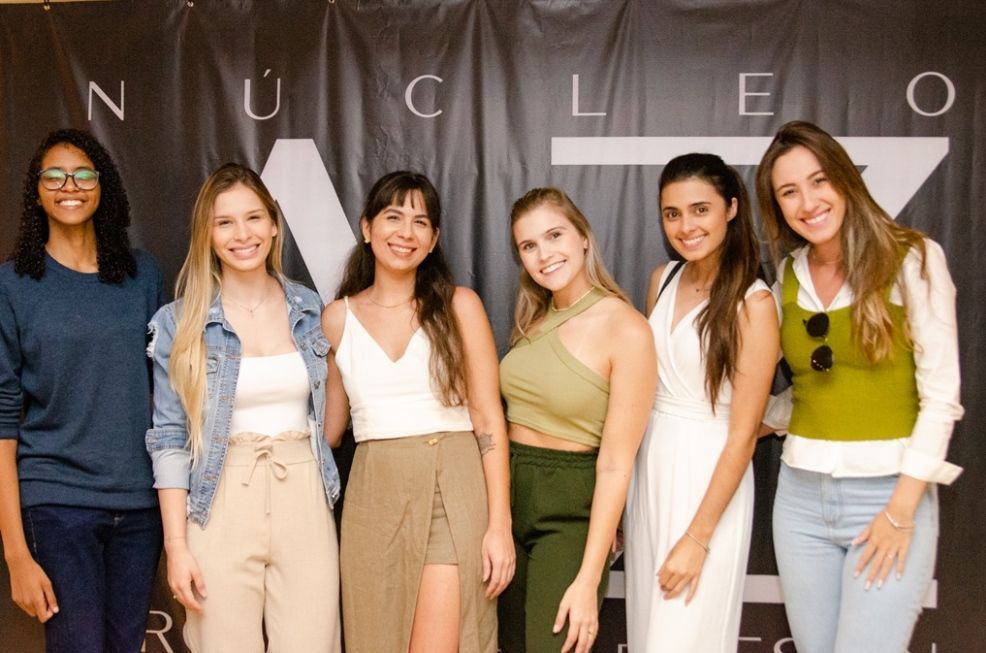 Um grupo de mulheres está posando para uma foto juntas.
