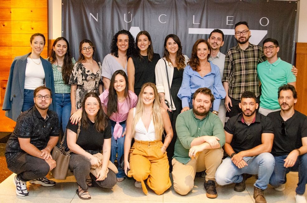 Um grupo de pessoas está posando para uma foto juntos.