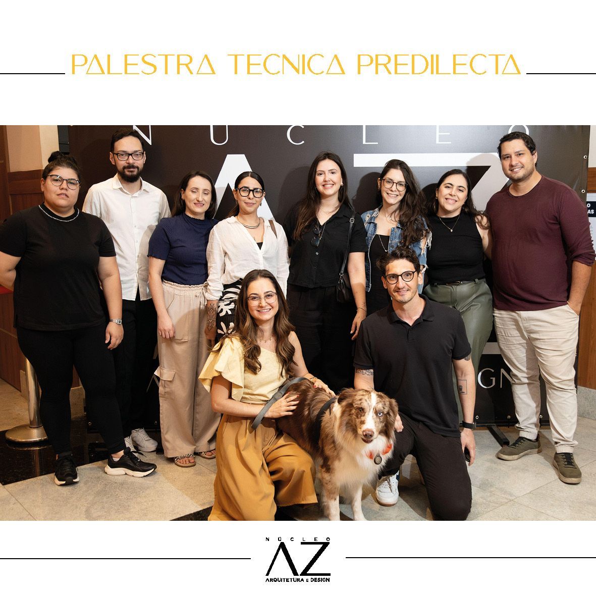 Um grupo de pessoas posando para uma foto com um cachorro