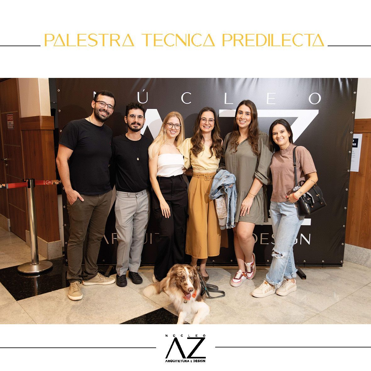 Um grupo de pessoas posando para uma foto com um cachorro em frente a uma parede que diz palestra tecnica predilecta