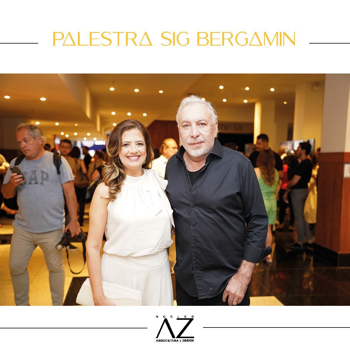 Um homem e uma mulher estão posando para uma foto com as palavras palestra sig bergamin acima deles