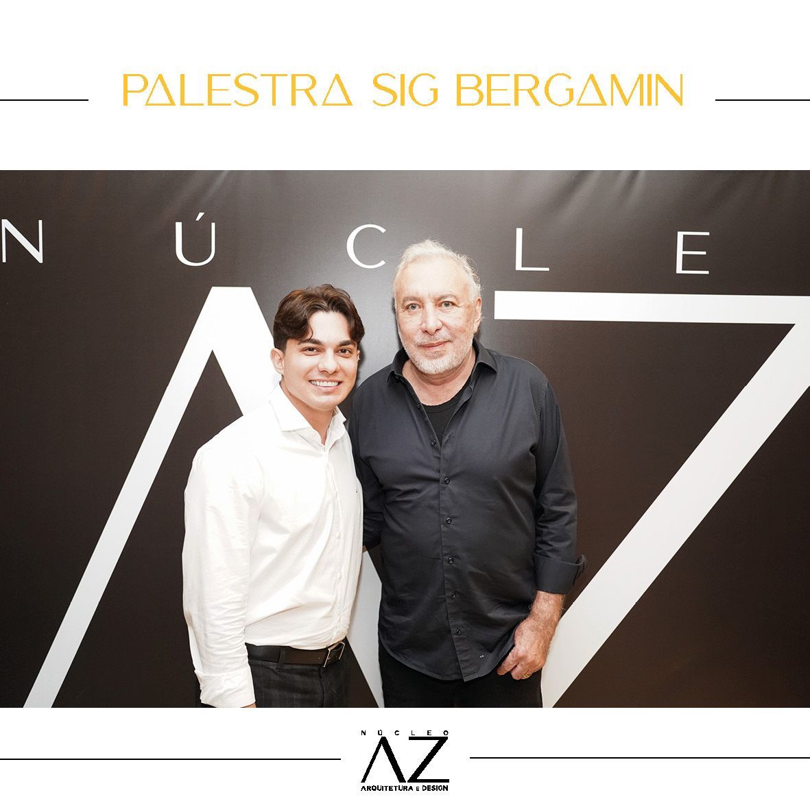 Dois homens estão posando para uma foto em frente a uma placa que diz palestra sig bergamin