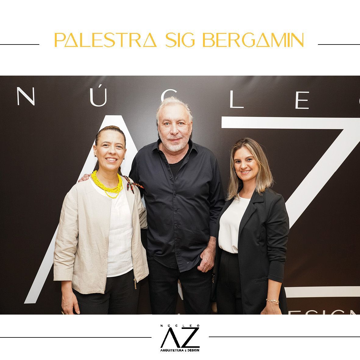 Três pessoas estão posando para uma foto em frente a uma parede que diz palestra sig bergamin