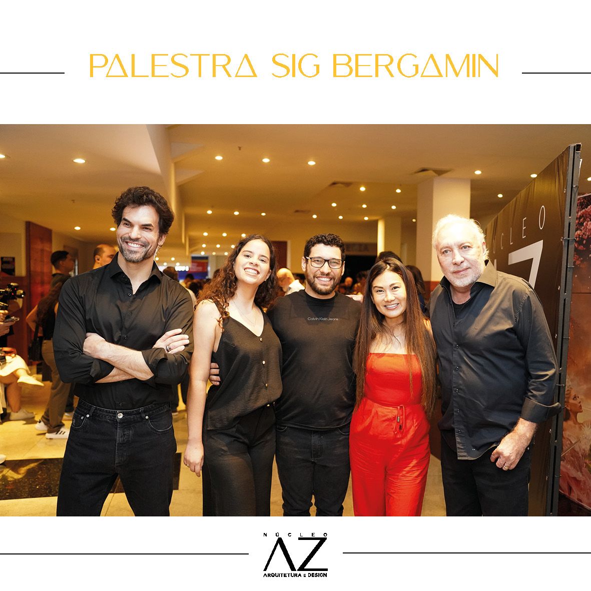 Um grupo de pessoas posando para uma foto com as palavras palestra sig bergamin na parte inferior