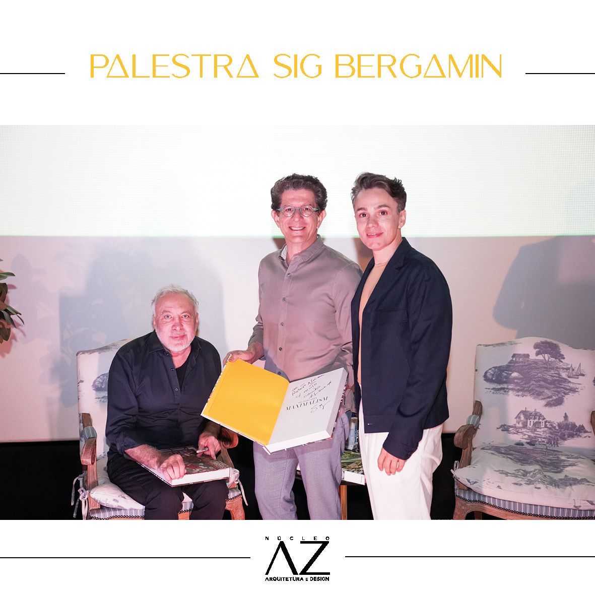 Um cartaz para palestra sig bergamin mostra três pessoas de pé uma ao lado da outra