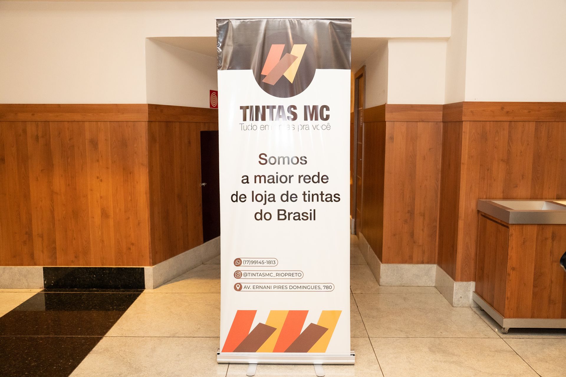 Uma placa no corredor que diz tmc