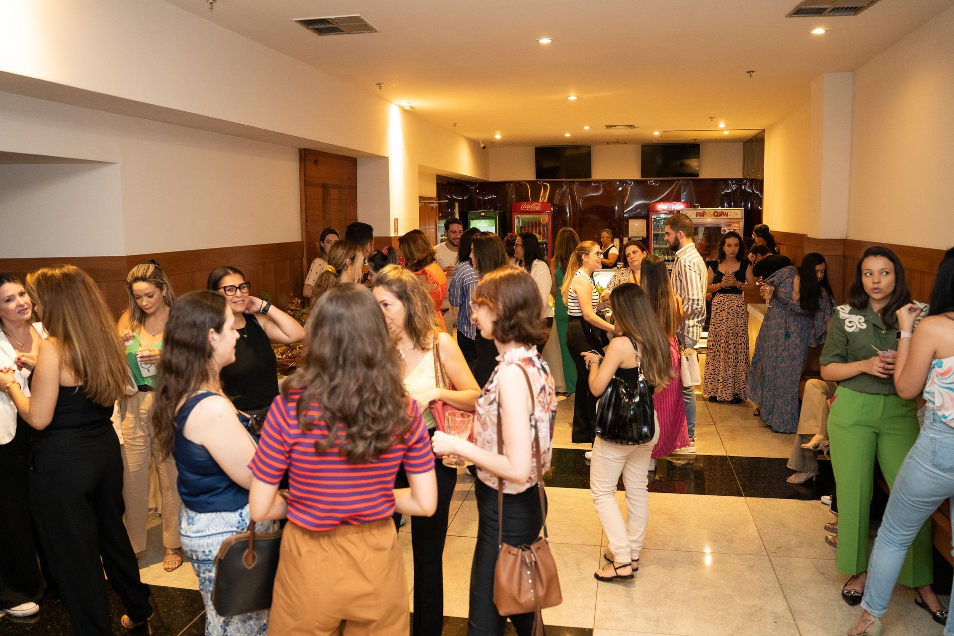 Um grupo de mulheres estão em uma sala conversando entre si.
