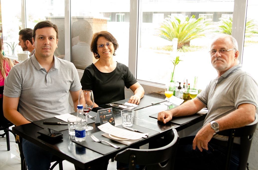 Um grupo de pessoas está sentado à mesa em um restaurante.