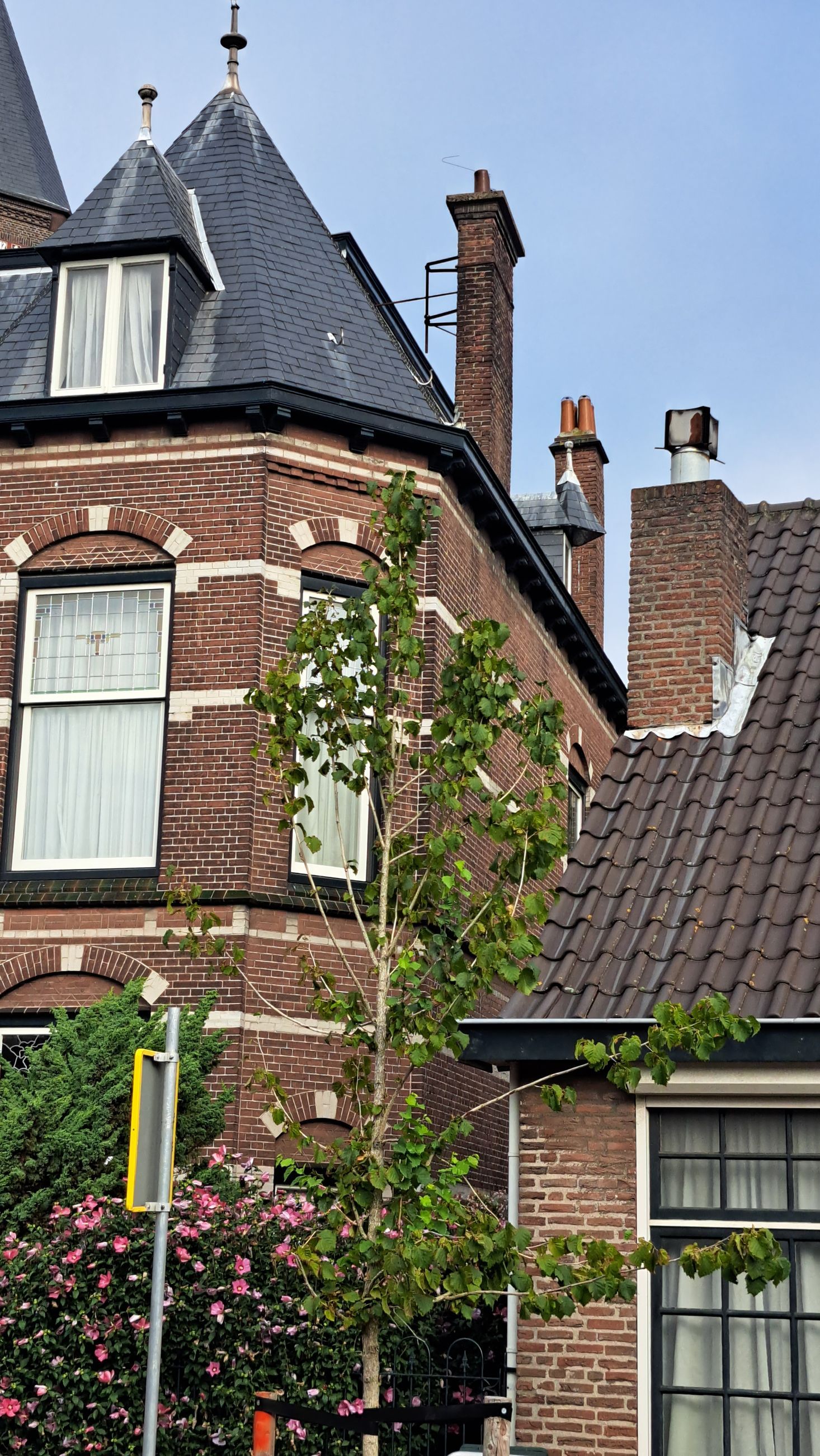 Een bakstenen gebouw met een schoorsteen erop