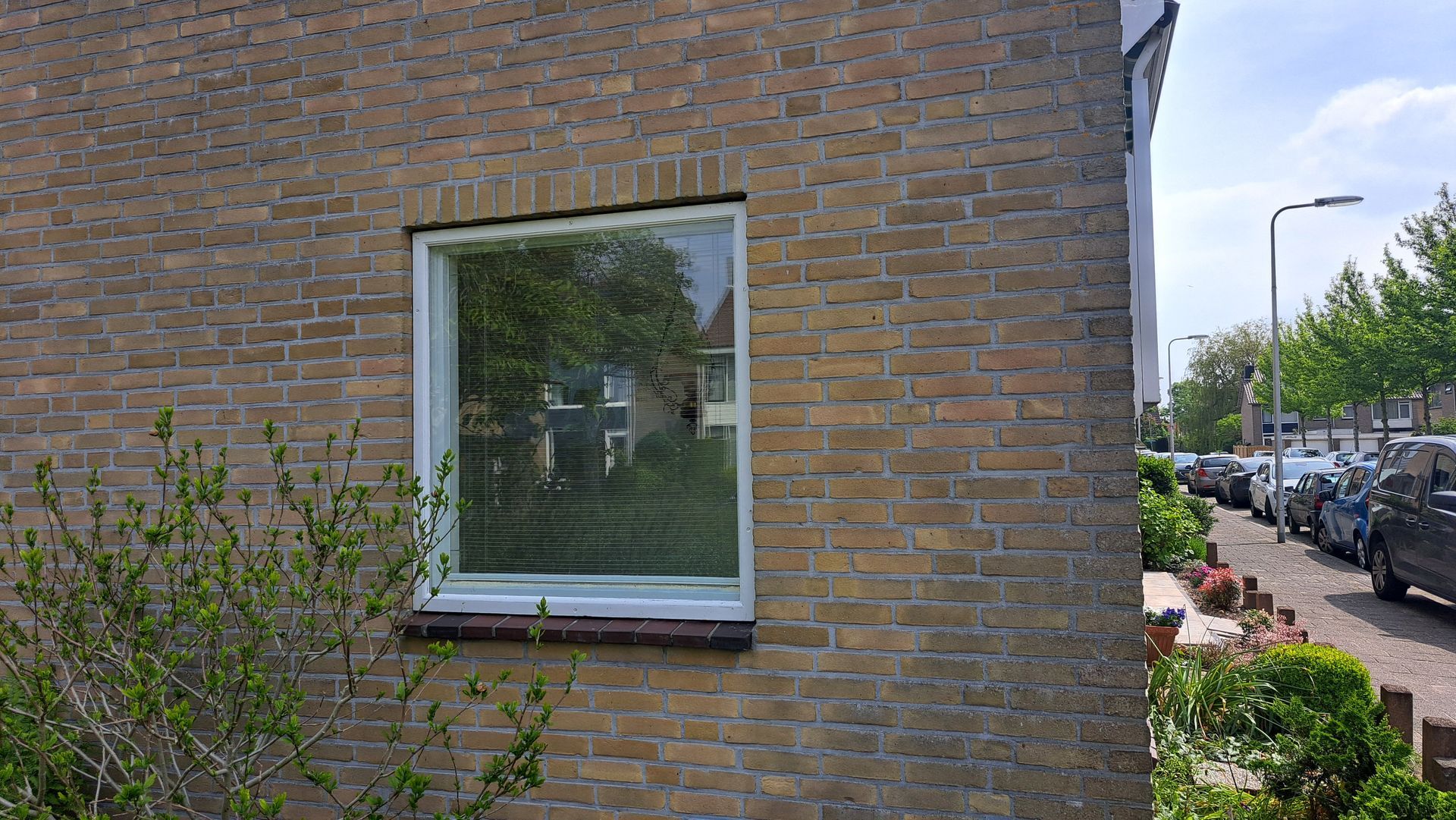 Een bakstenen gebouw met een raam aan de zijkant.