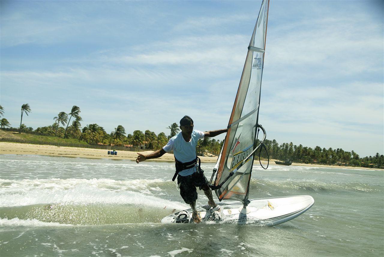 Um homem está andando de barco à vela no oceano