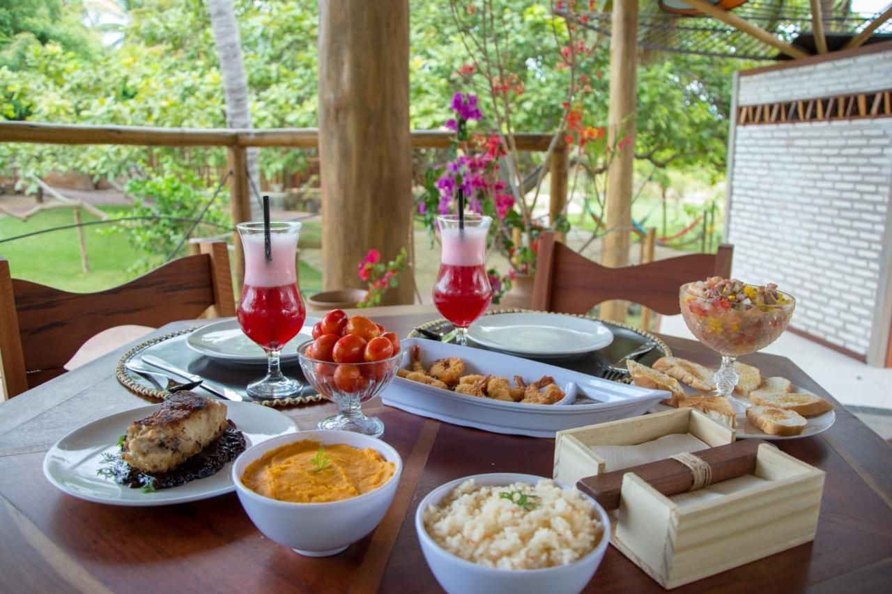 Uma mesa coberta com pratos de comida e bebidas.