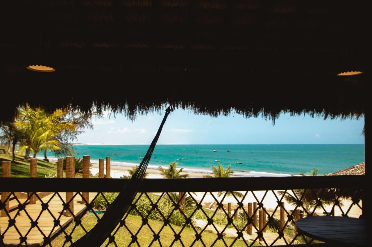 Uma rede está em uma varanda com vista para o mar.