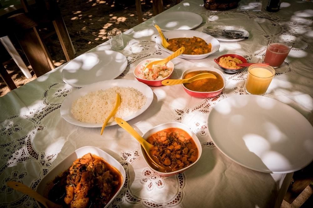 Uma mesa coberta com pratos e tigelas de comida.