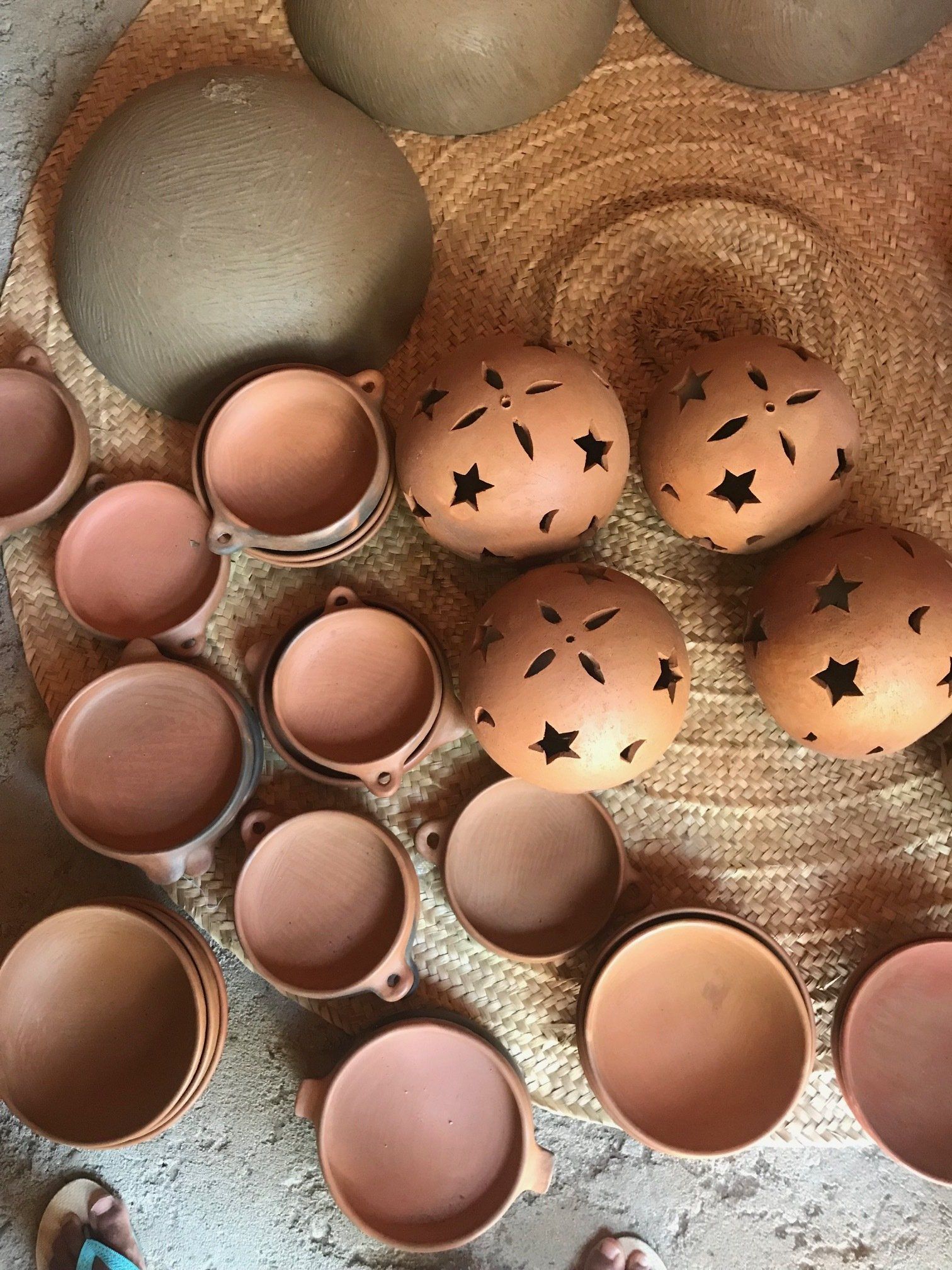 Um monte de potes de barro estão uns em cima dos outros sobre uma mesa.