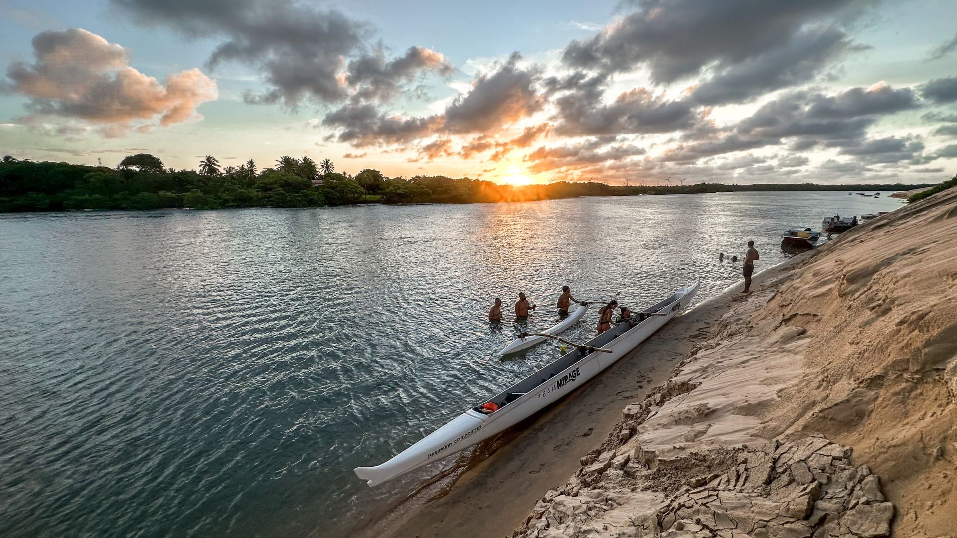 Explorar o Rio Aracatiaçu numa Canoa Havaiana