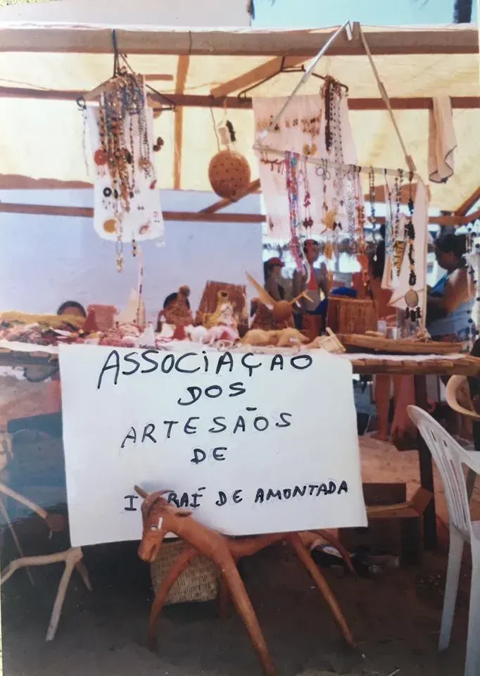 A sign that says associacao dos artesaos on it