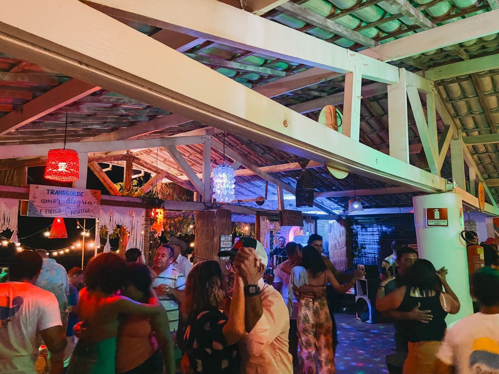 Um grupo de pessoas está dançando em uma grande sala.