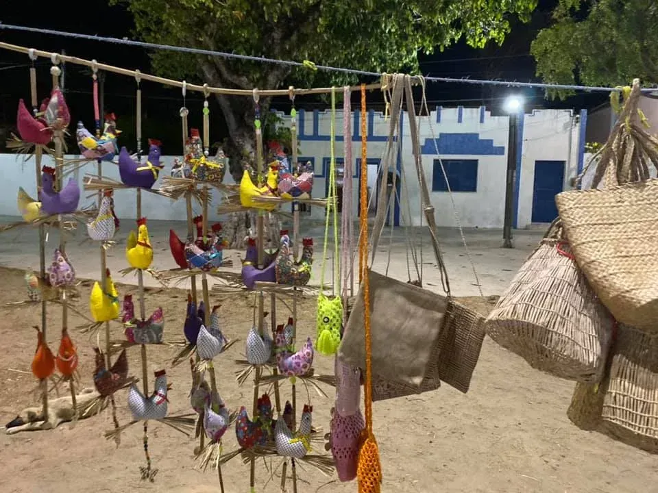 Um bando de pássaros coloridos pendurados em uma corda