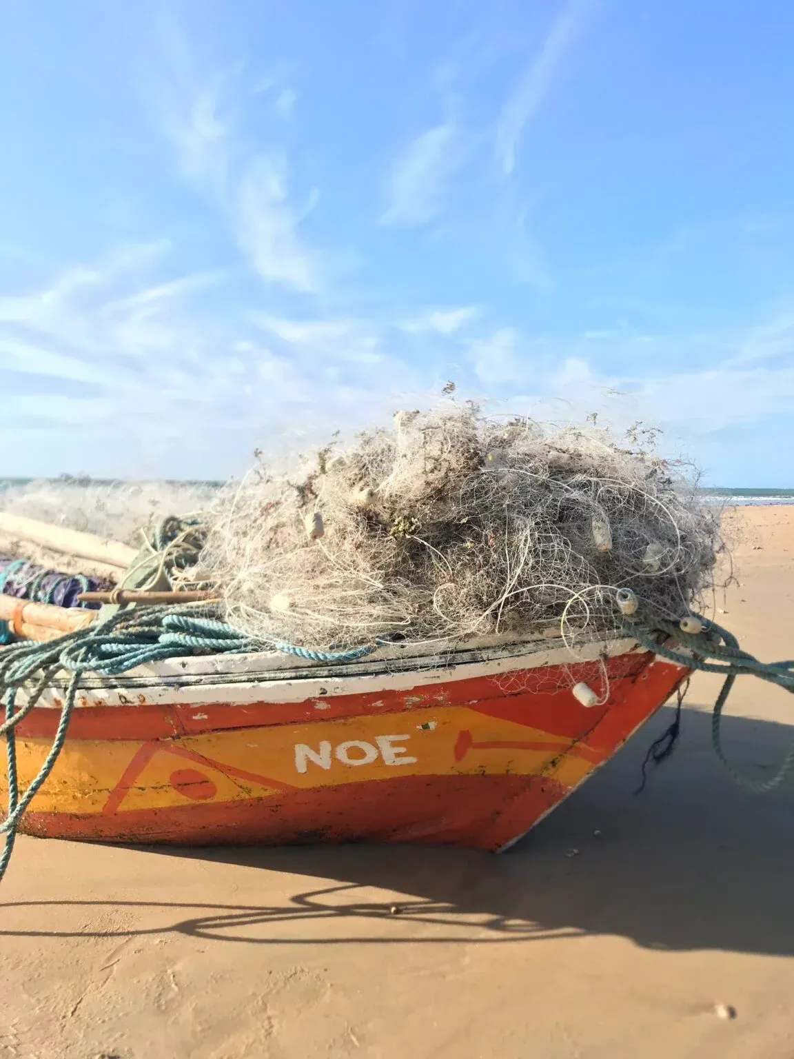 Um barco com a palavra não está na praia