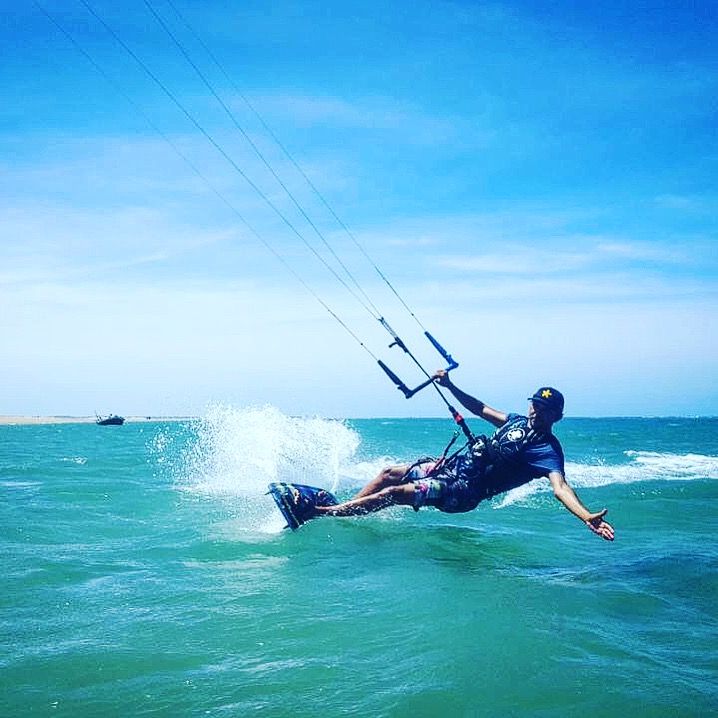 Um homem está voando pelo ar enquanto anda de prancha de surf no oceano.